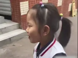 Скачать видео: 脑瘫女儿治疗康复后上小学 学校有爱，同学有爱，希望孩子以后遇见的都是美好#学校有爱同学