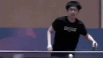 发球看的清清楚楚，他是专业运动员，大头的发球是公认的好，只是有些黑子故意没事找事，大头进步的太快，对某些黑子喜欢的运动员有威胁了，所以不分青红皂白就诋毁大头