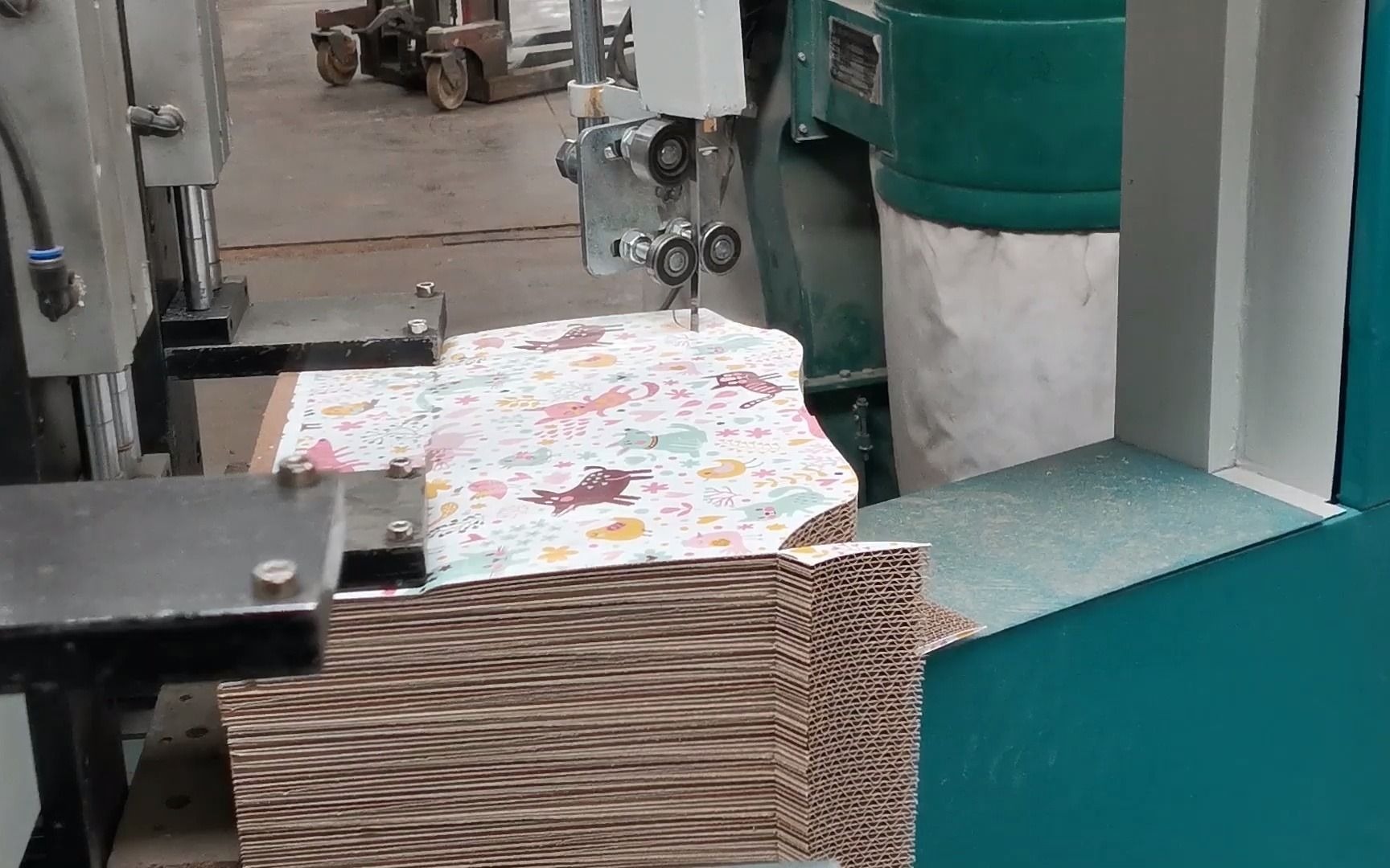 生产猫抓板需要哪些设备,猫抓板生产设备,猫爬架生产设备