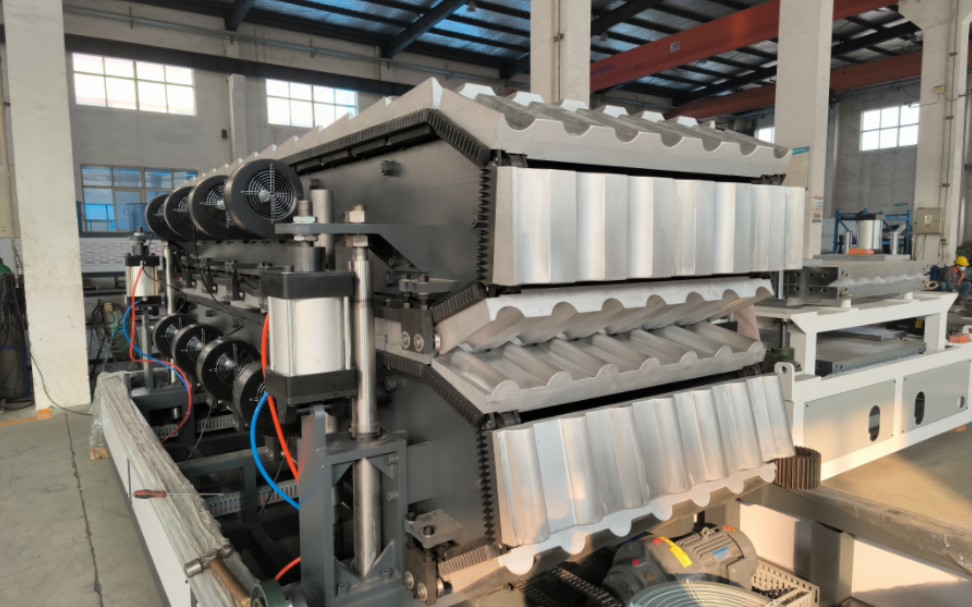 80/65双机共挤高效树脂瓦生产线准备试机