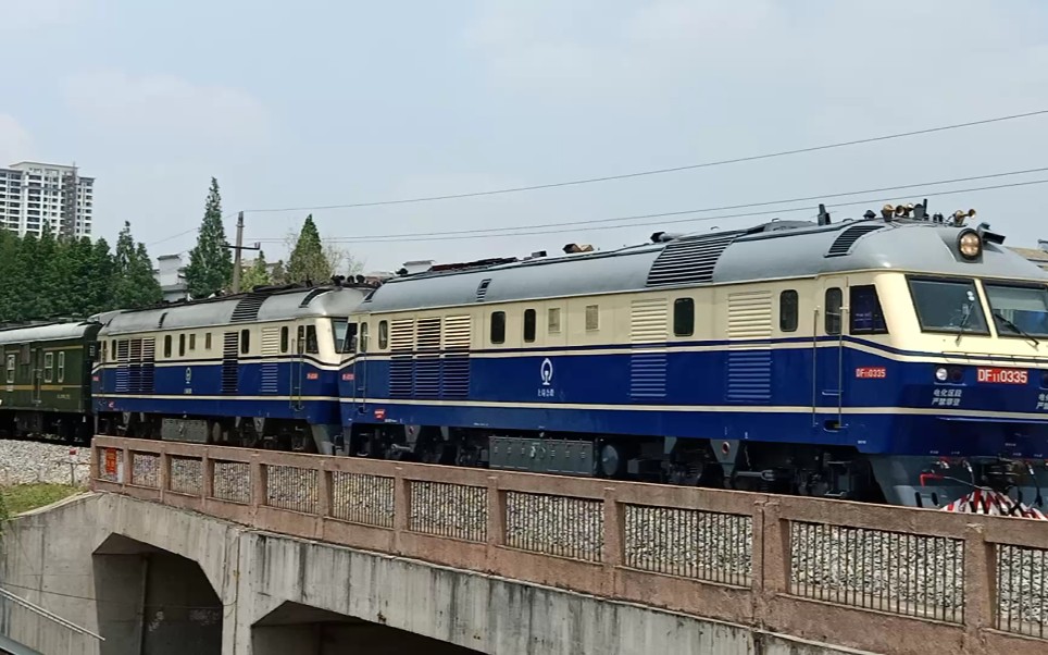 两台东风11型内燃机车牵引晚点40分钟的k8415次客车连云港东合肥快速