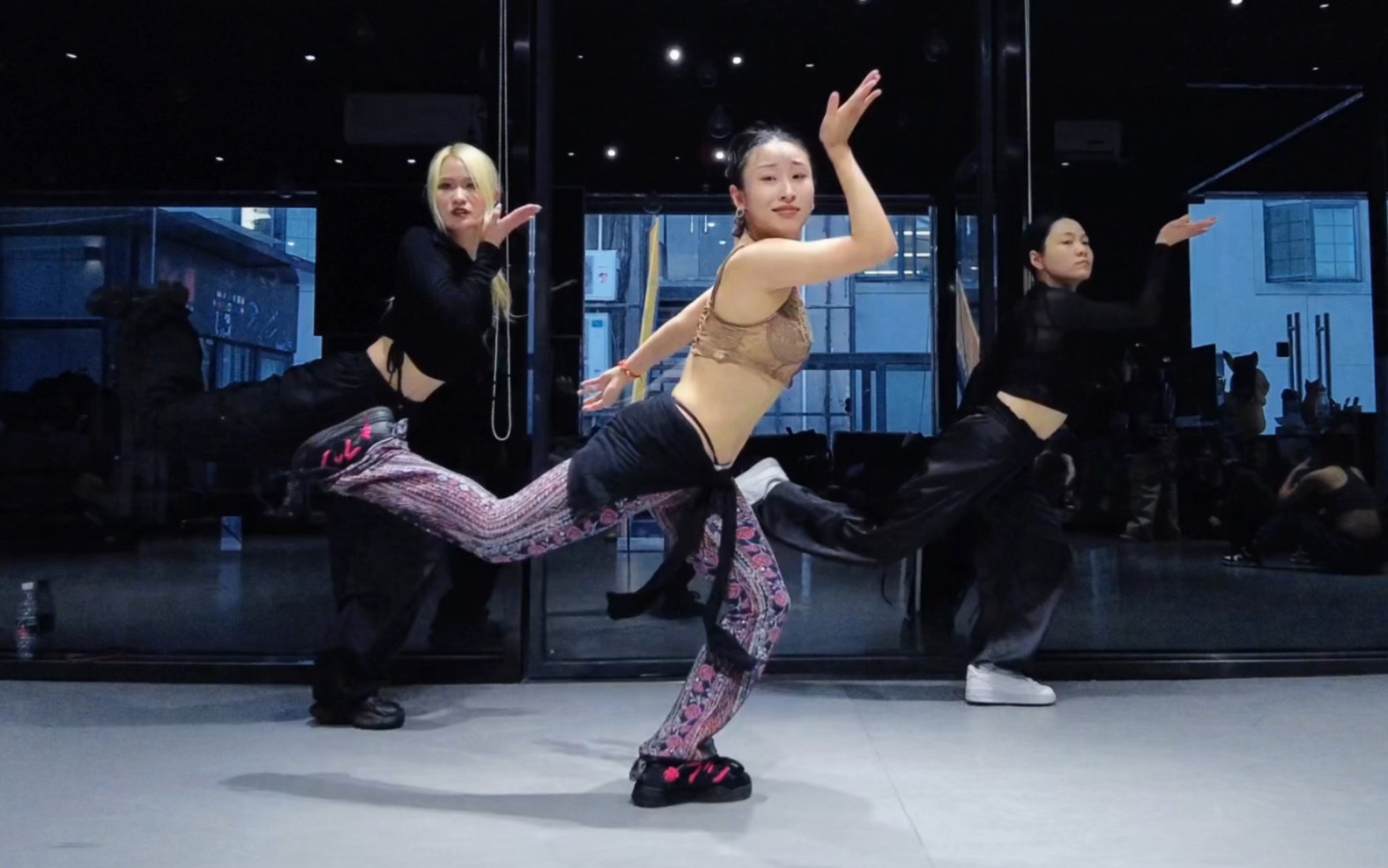 【made in v】丝滑小连招～独自绽放!帆帆编舞《leave me alone》