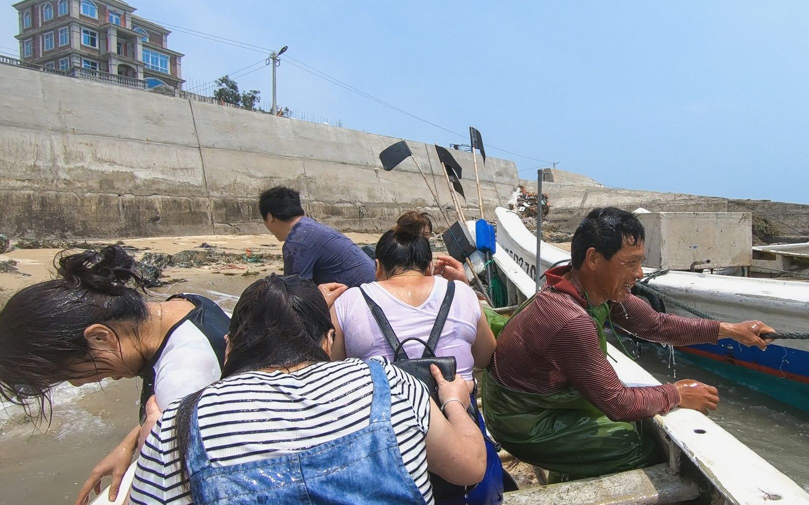 几位网友跟着阿雄去赶海,体验海上渔民生活,网友们玩得超开心哔哩哔哩bilibili