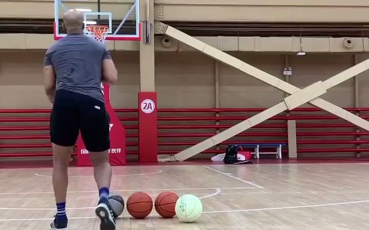 马教练篮球投篮教学大家学习下高强度训练中投篮出手速度一定要快三分