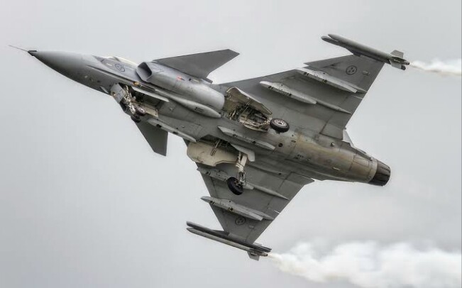 【超帅】萨博jas-39"鹰狮"战斗机航展秀机动【1080p】