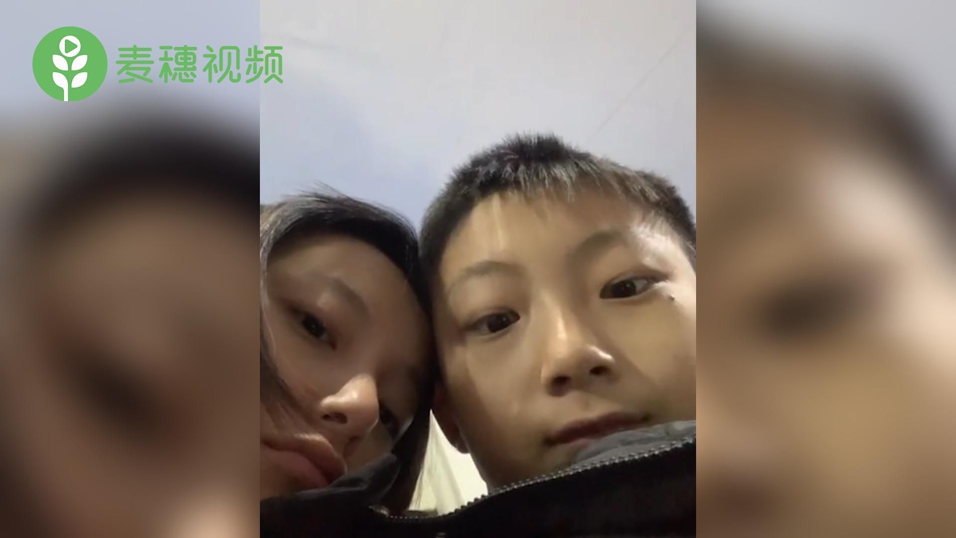 男孩偷塞300元零花钱给上大学姐姐网友这是别人的弟弟