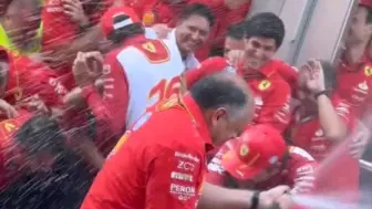 【F1】法拉利赛后庆祝！瓦塞尔狂野喷香槟，乐扣被按在原地