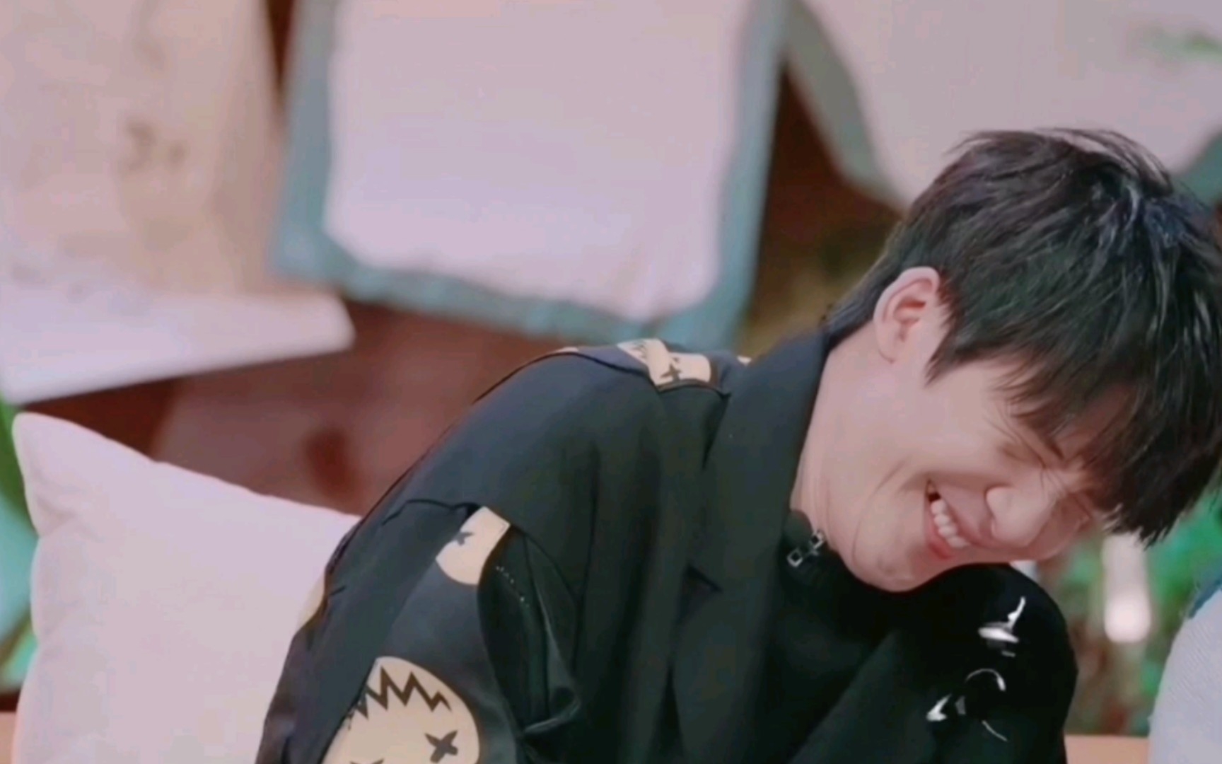 【大张伟】笑得往别人身上倒也太可爱了叭～_哔哩哔哩_bilibili