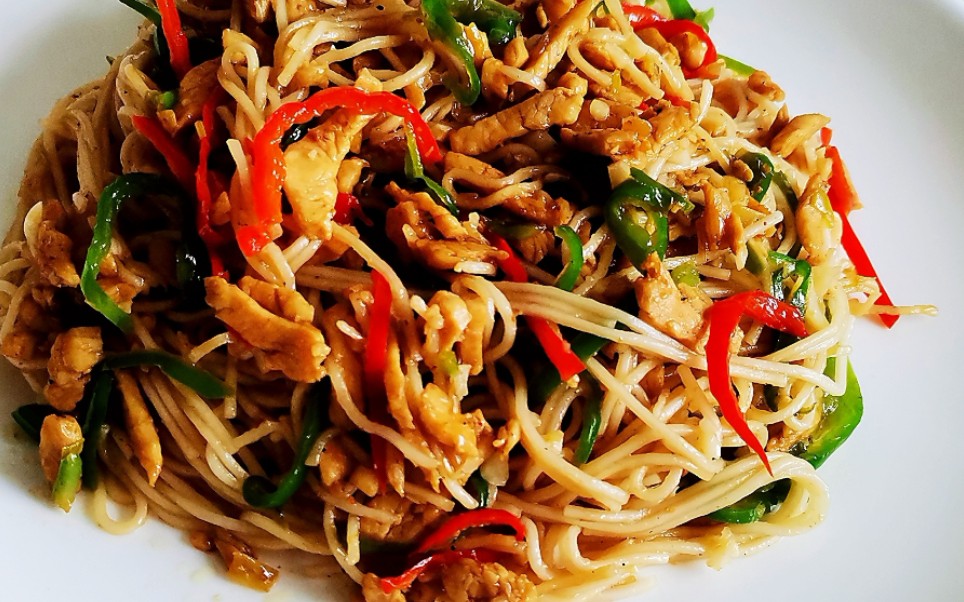 麻辣鸡丝炒面,麻得够味,辣得过瘾!