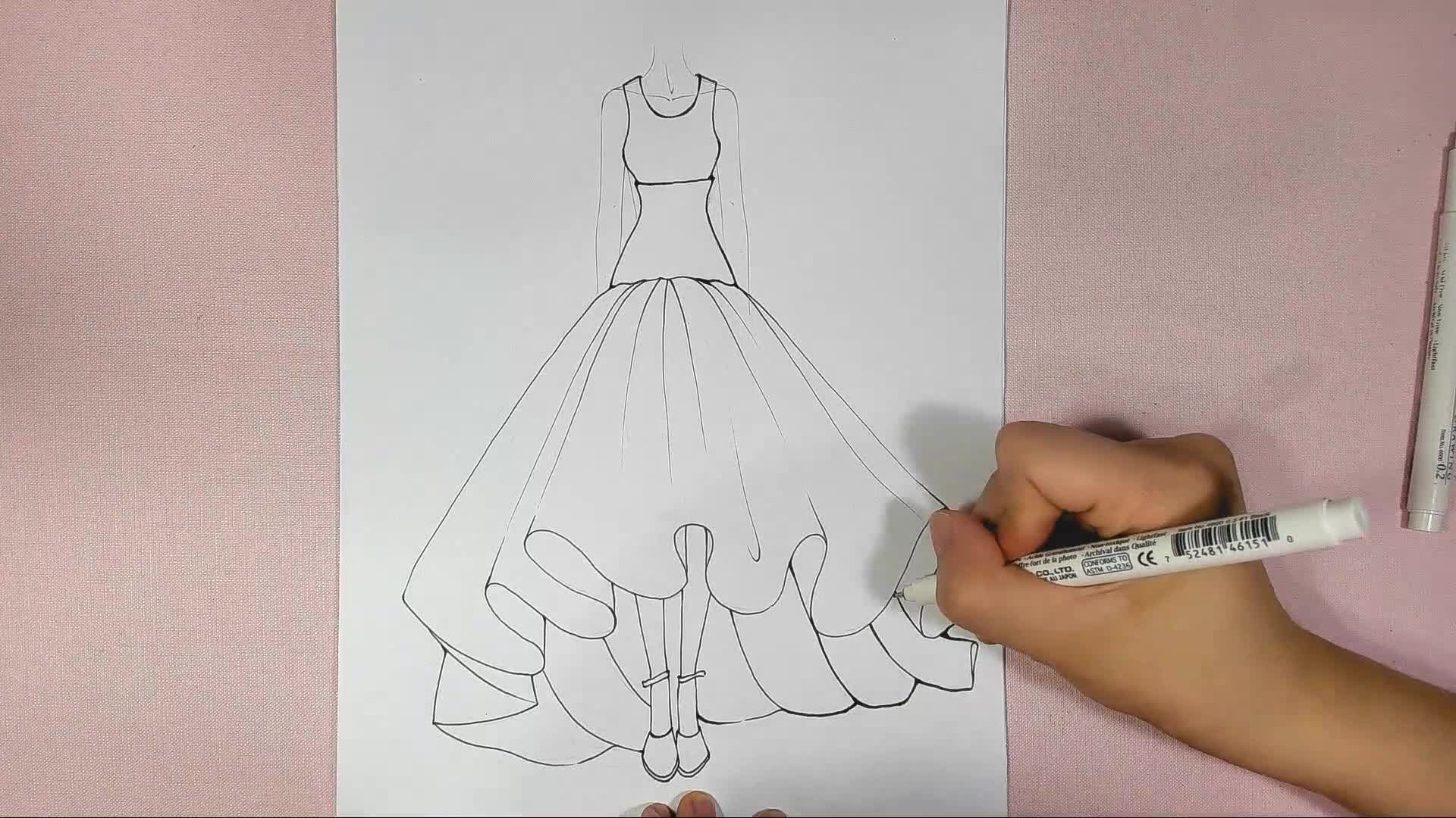 服装设计手绘学习:大裙摆礼服时装画勾线