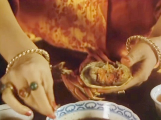 北影版红楼梦与黛玉传吃螃蟹的比较,看看哪版的众人吃螃蟹最有滋有味?