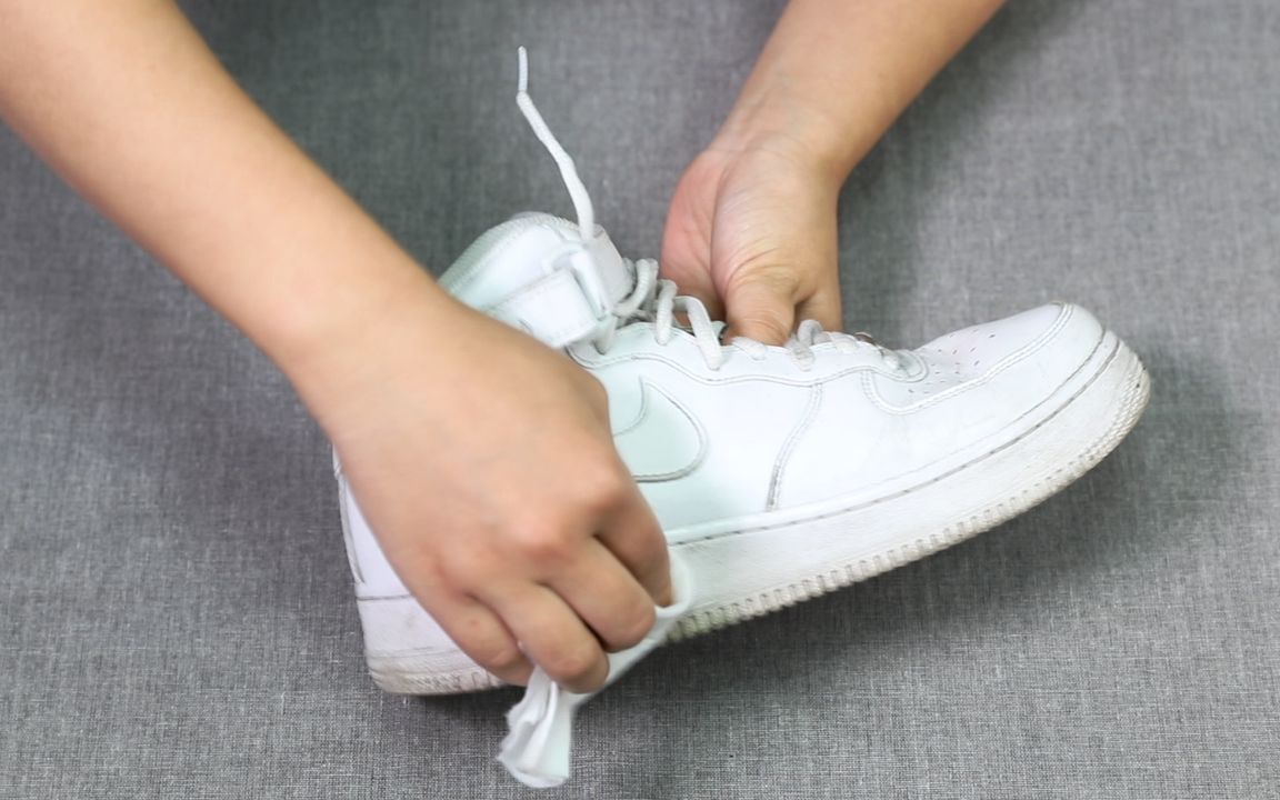 变脏的白鞋涂上这个轻轻一擦立马变白如新