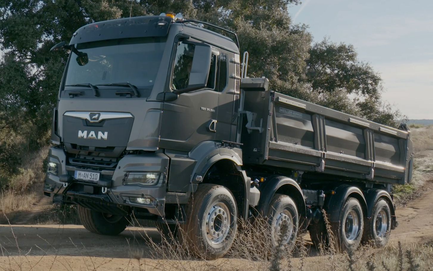 汽车鉴赏全新一代曼恩tgs35510自卸车的行驶动态外观与细节展示驾驶舱