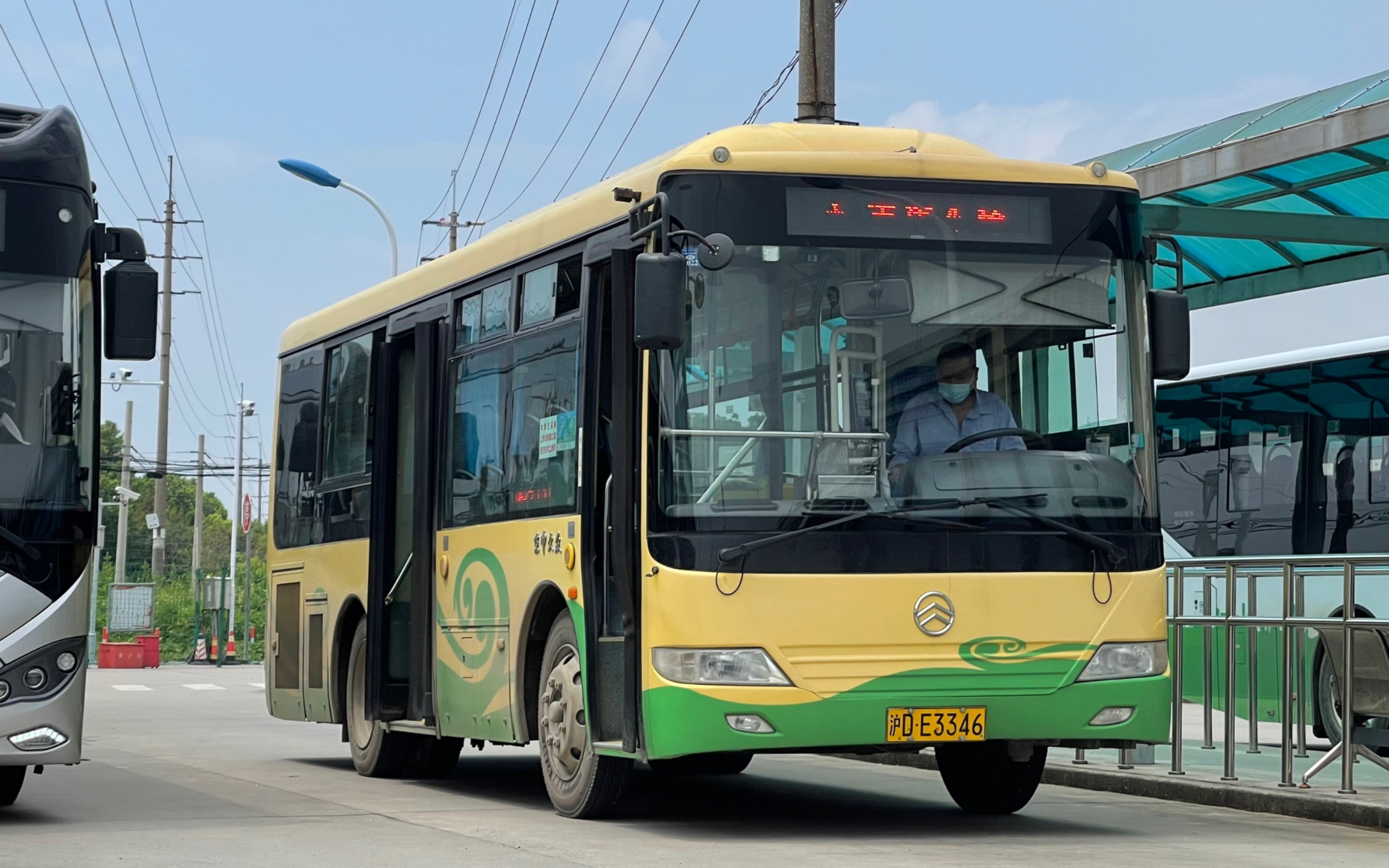 上海公交金泽4路金旅混动运行随拍_哔哩哔哩_bilibili