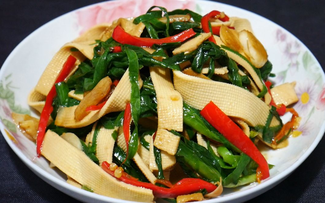 大厨教你豆腐皮炒韭菜,做法简单,关键是味道超赞,香