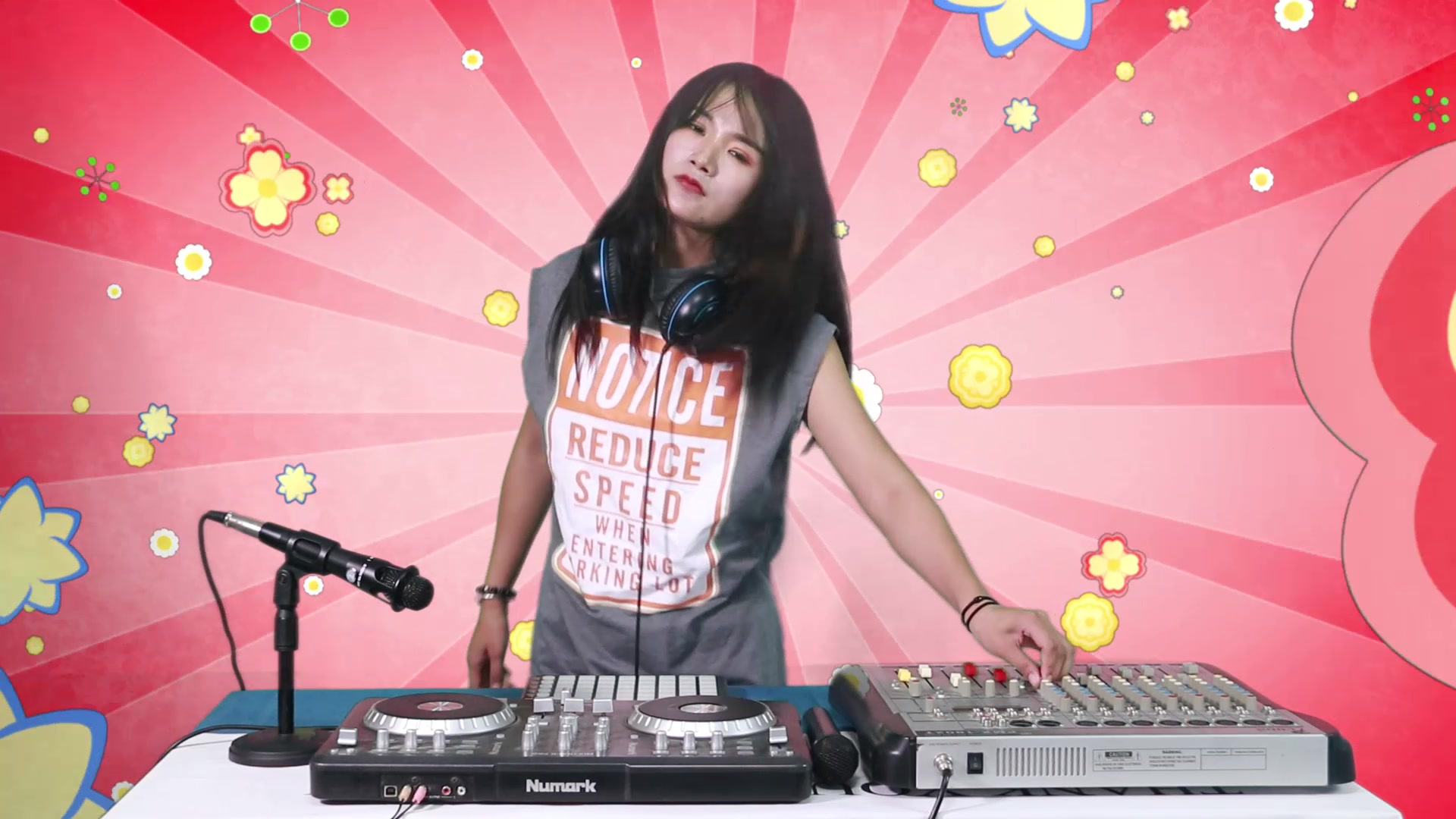 dj夜店慢摇,绝伦动听美女打碟停不下来,着迷到发烧