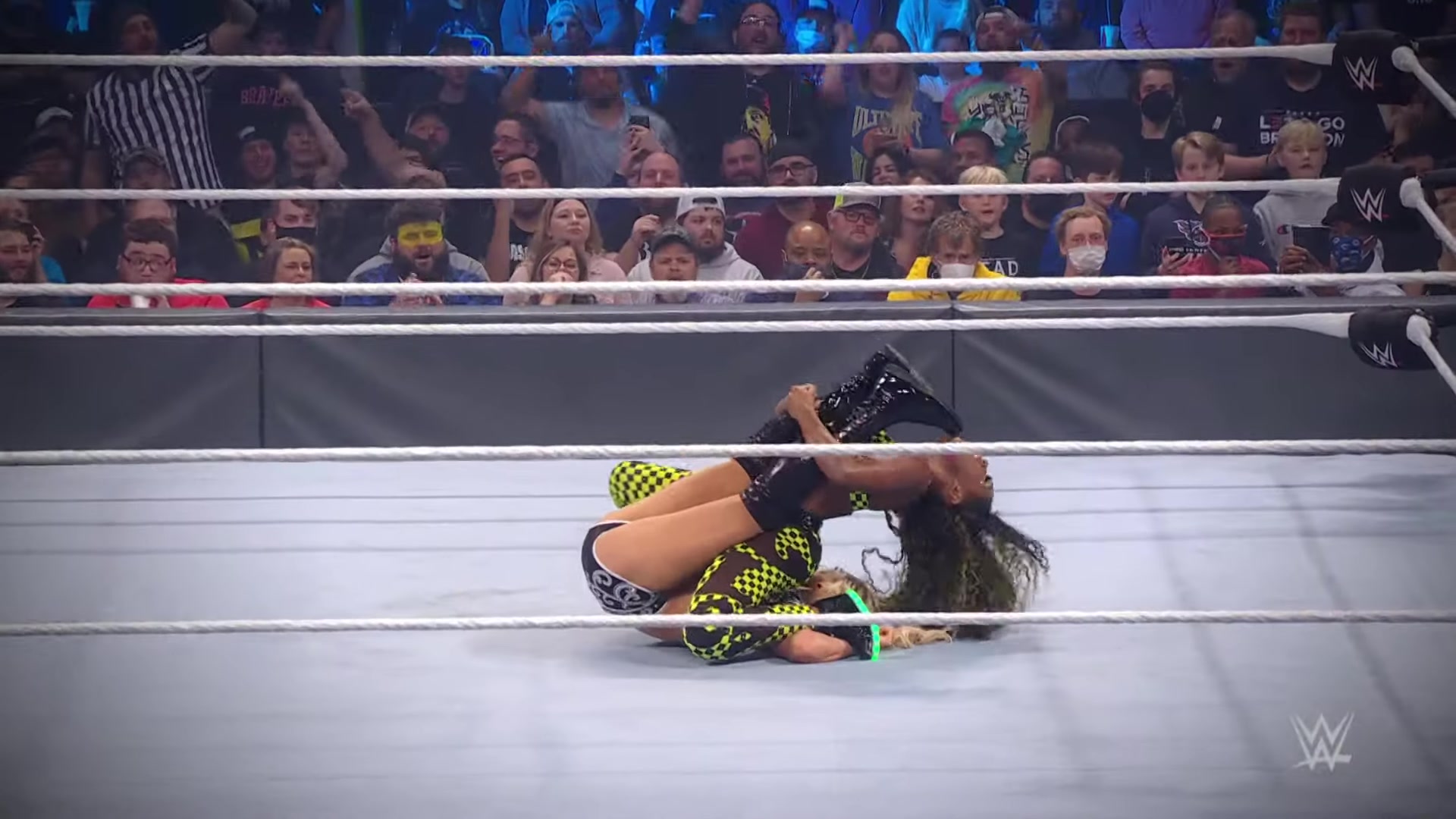 索尼娅·德维尔有争议的行为导致本周五与内奥米摊牌_哔哩哔哩