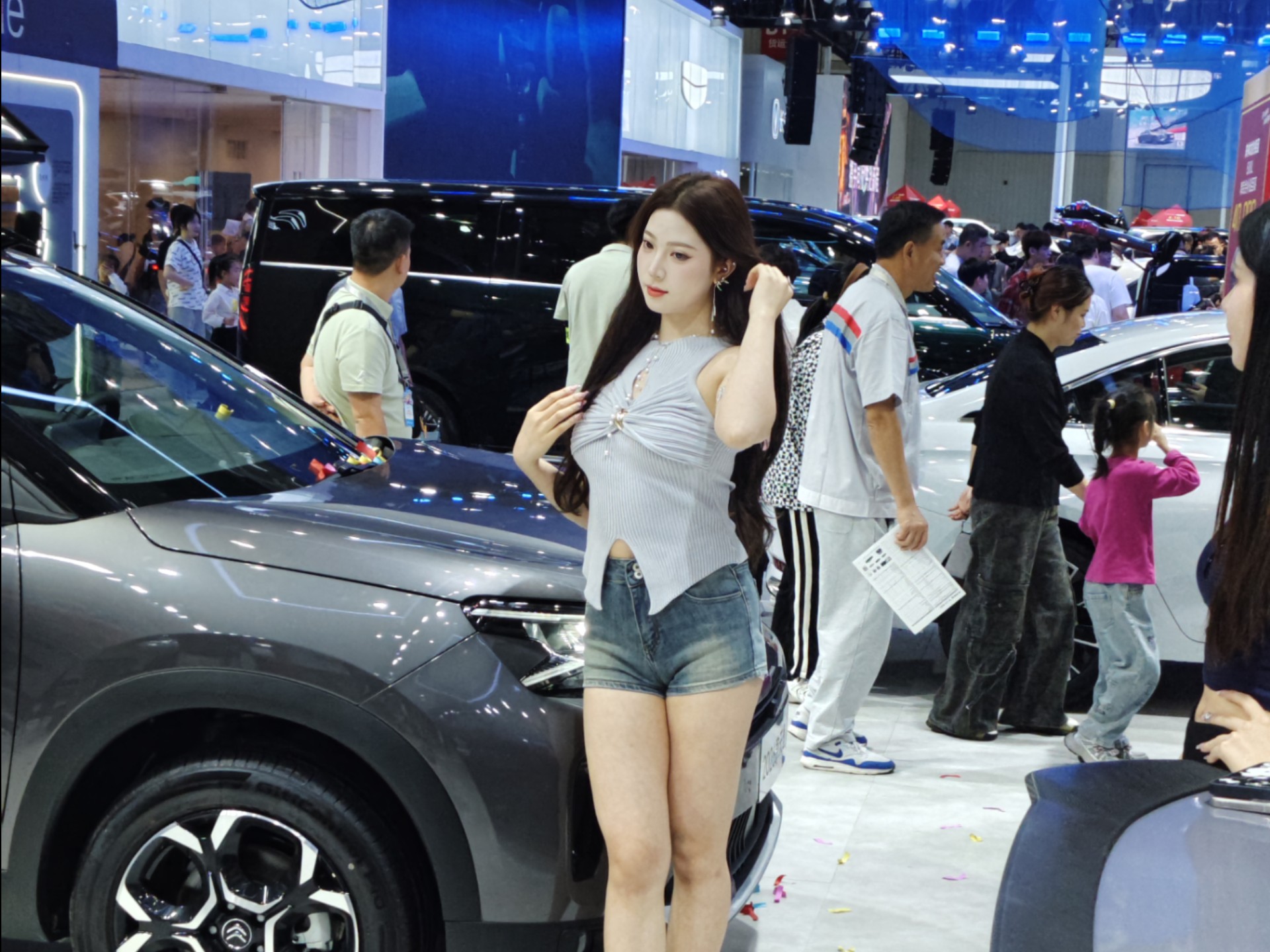 2025年武汉车展上的美女姐姐们
