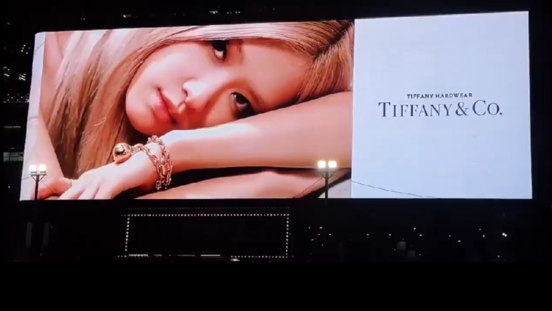 樸彩英全球代言人排面220323tiffany地廣出現在首爾江南coex大屏