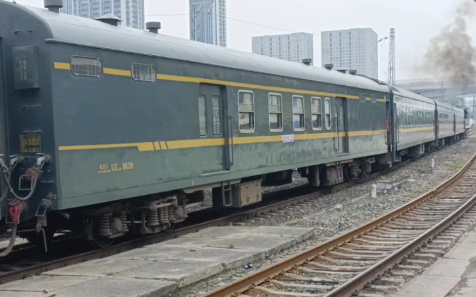 k351(成都西→上海南)车底出库,列头附挂三节自发电25g一同出库