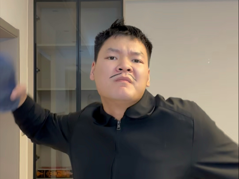当父母边揍你边说不许哭时