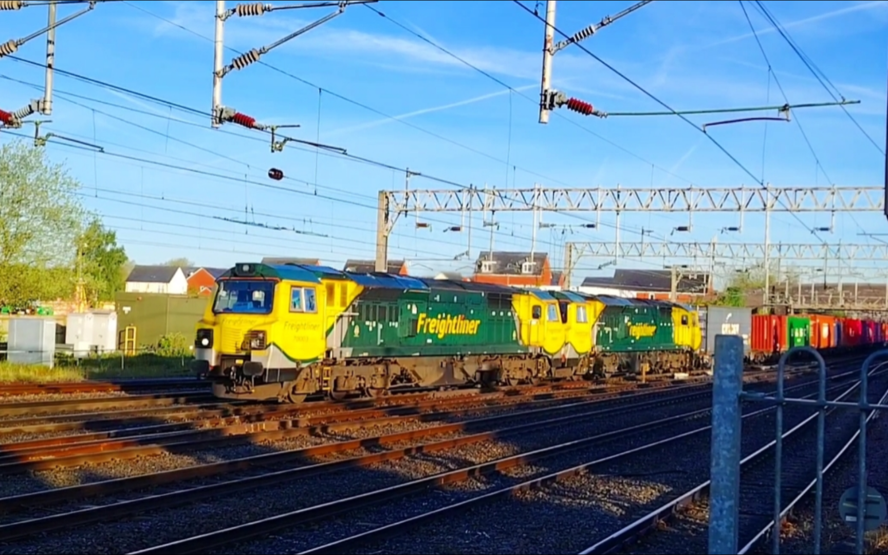 清晨两台英国铁路70型内燃机车牵引货车通过斯塔福德火车站