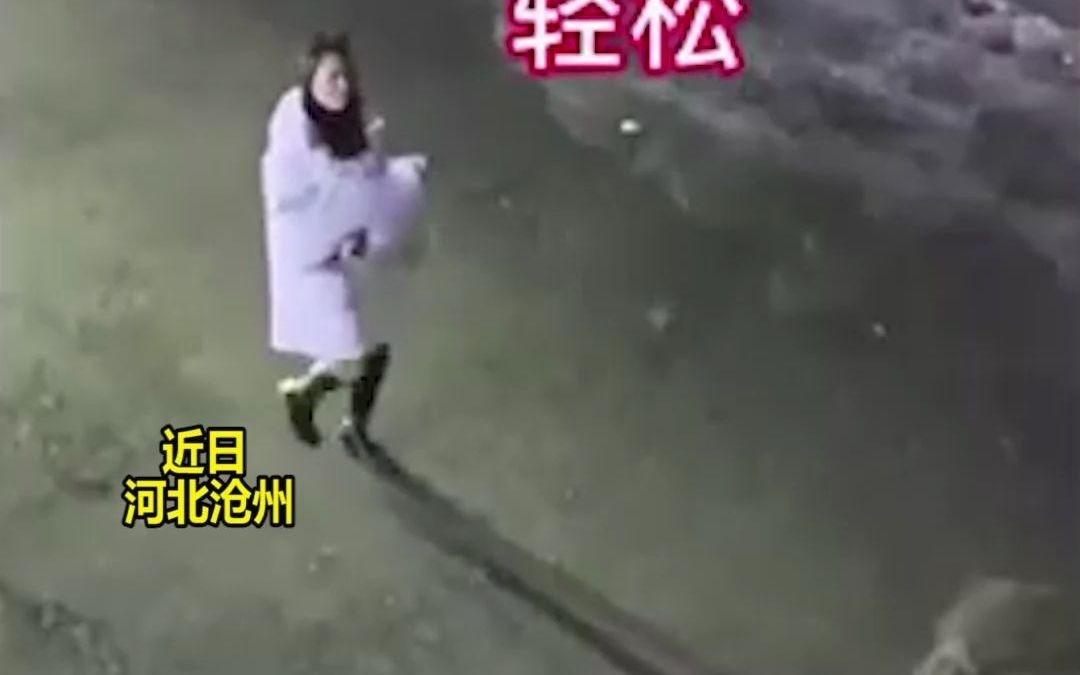 [图]当场被识破！女汉子搬米遇男友秒变弱女子，男友反应让人笑出声！