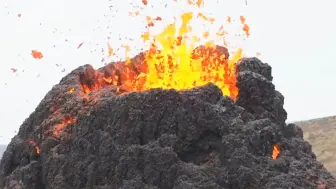 男人将一桶煤气罐丢进火山，结果却酿造了悲剧