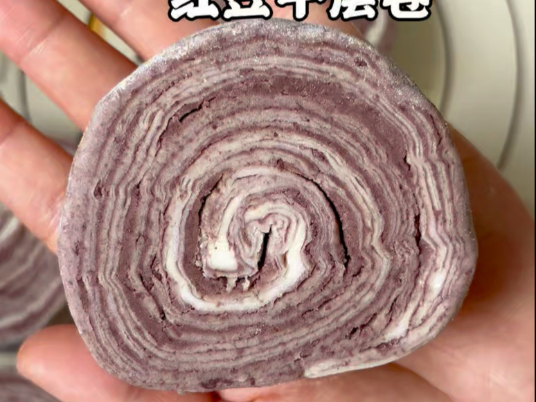 豆沙脑袋盲冲这款红豆千层卷，一口咬下去超过瘾