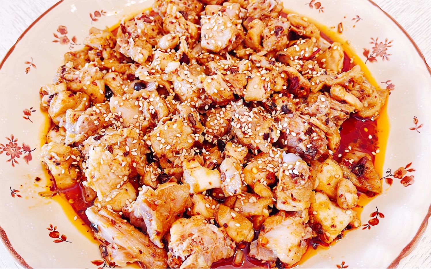 四川美食红油兔丁,兔肉软嫩,味道麻辣鲜香,巴适得板