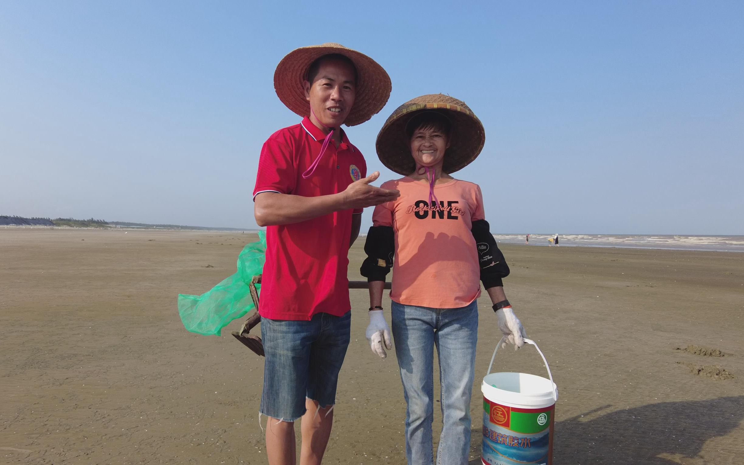 小池带着媒人婆去赶海挖螺,想展现一下赶海技能,海滩却没多少货