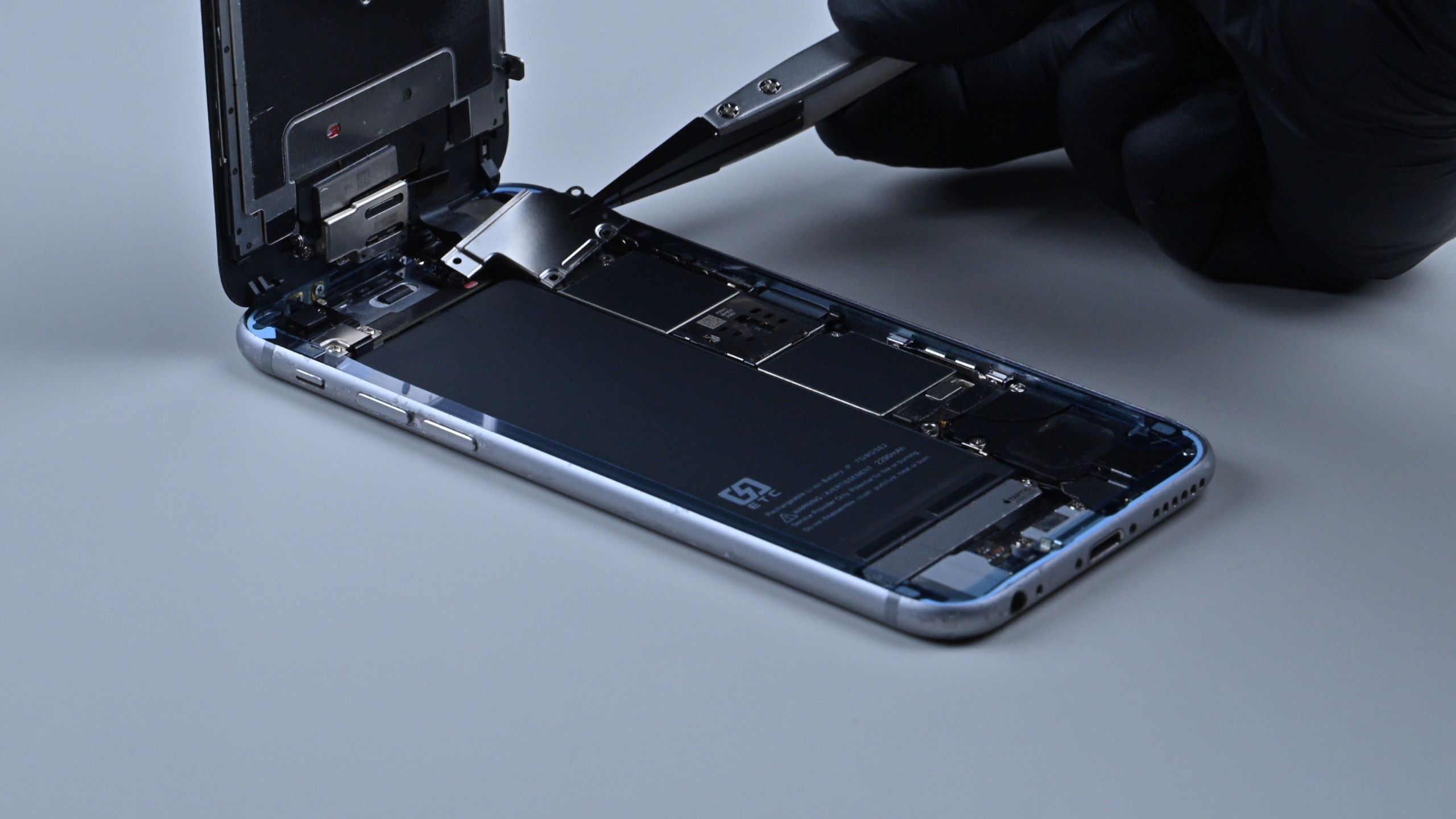 iPhone 6s 使用十一年后能有多脏 ?