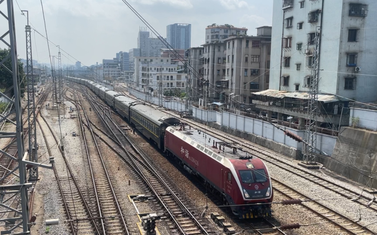 广铁广段hxd1d0426牵引深圳东-西宁的z230次直达特快列车驶离京广线