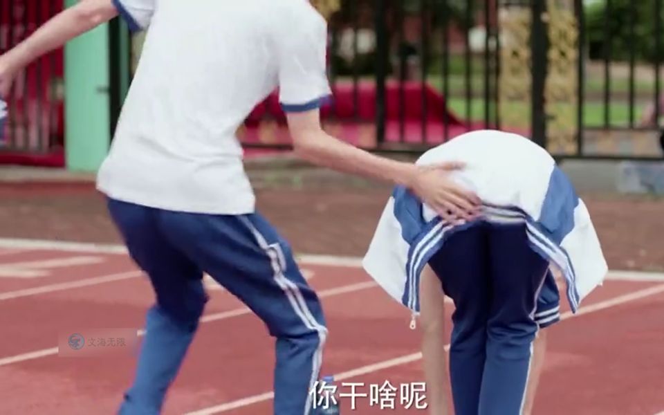 当你把女同学认成男同学拍了别人屁股你怎么解释