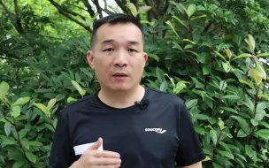 Video herunterladen: 给你一个冲跑鞋的理由：跑鞋穿多久该换新？