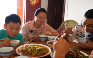 Скачать видео: 地里的辣椒成熟了，摘点回家炒一盘青椒回锅肉，肥而不腻，真下饭