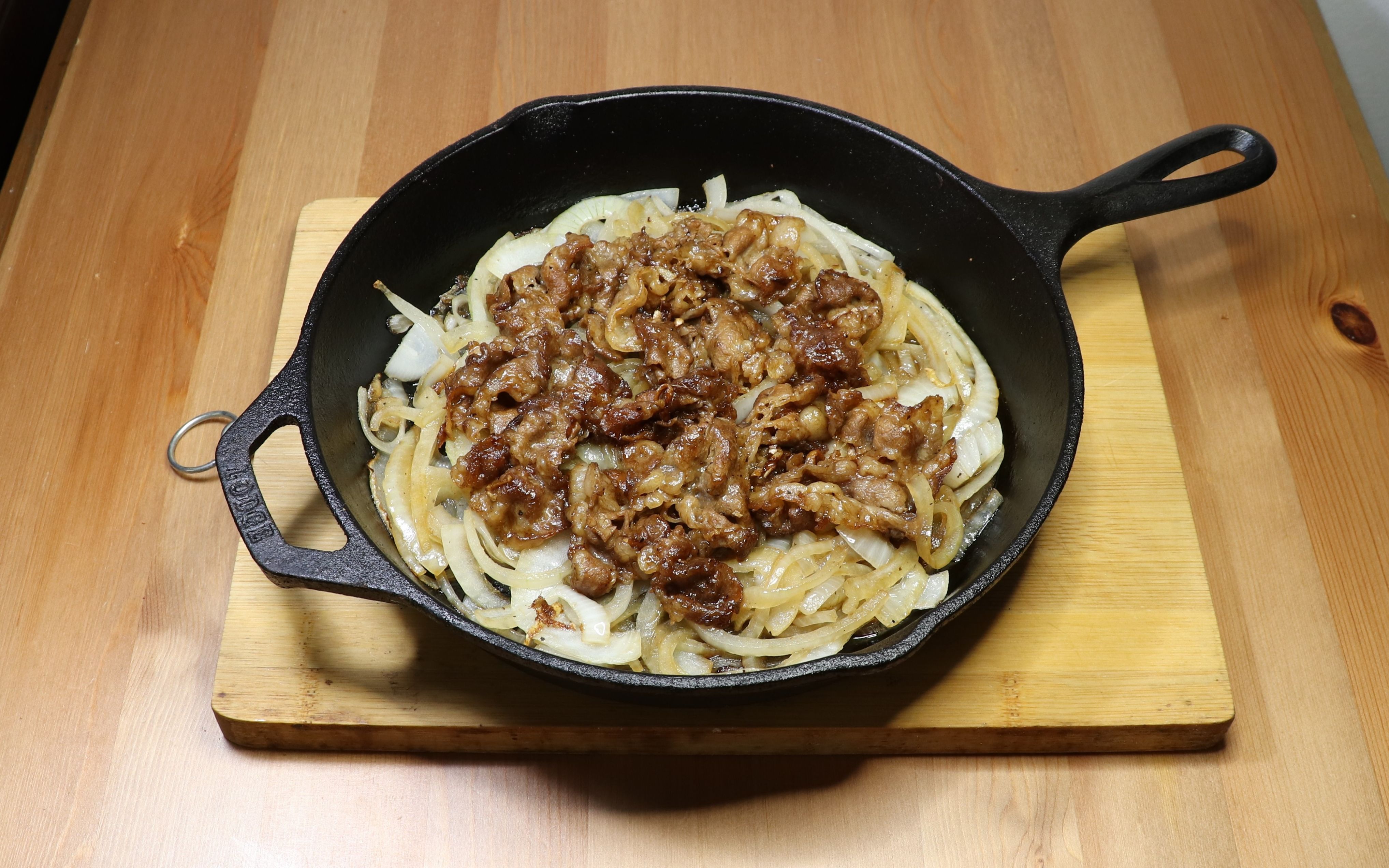 今天做一道铁盘黑椒肥牛,扑鼻而来的肥牛香气,让人垂涎三尺