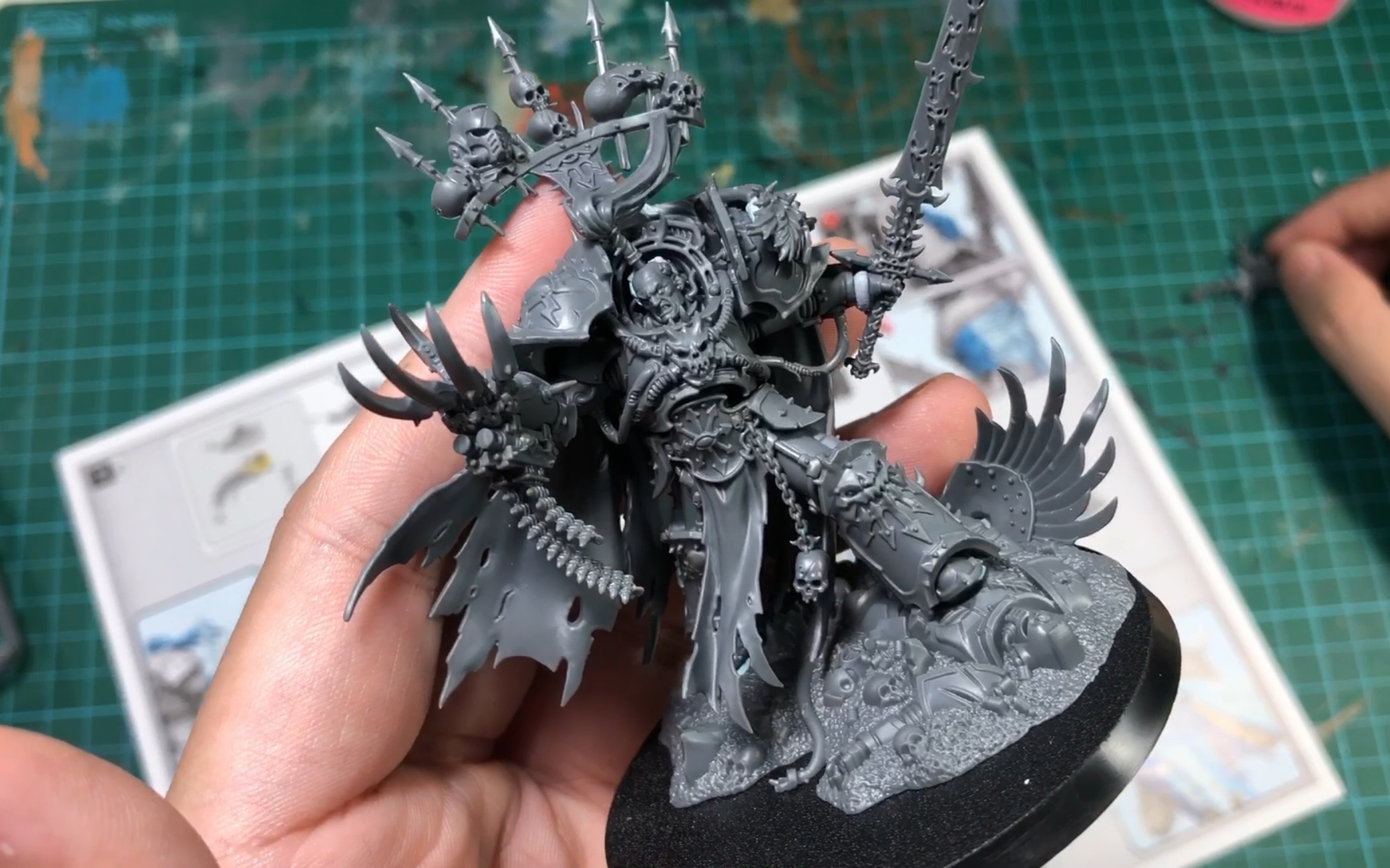 【战锤40k假组演示】亚巴顿大元帅的模型结构重叠厉害 需要蓝丁胶假组