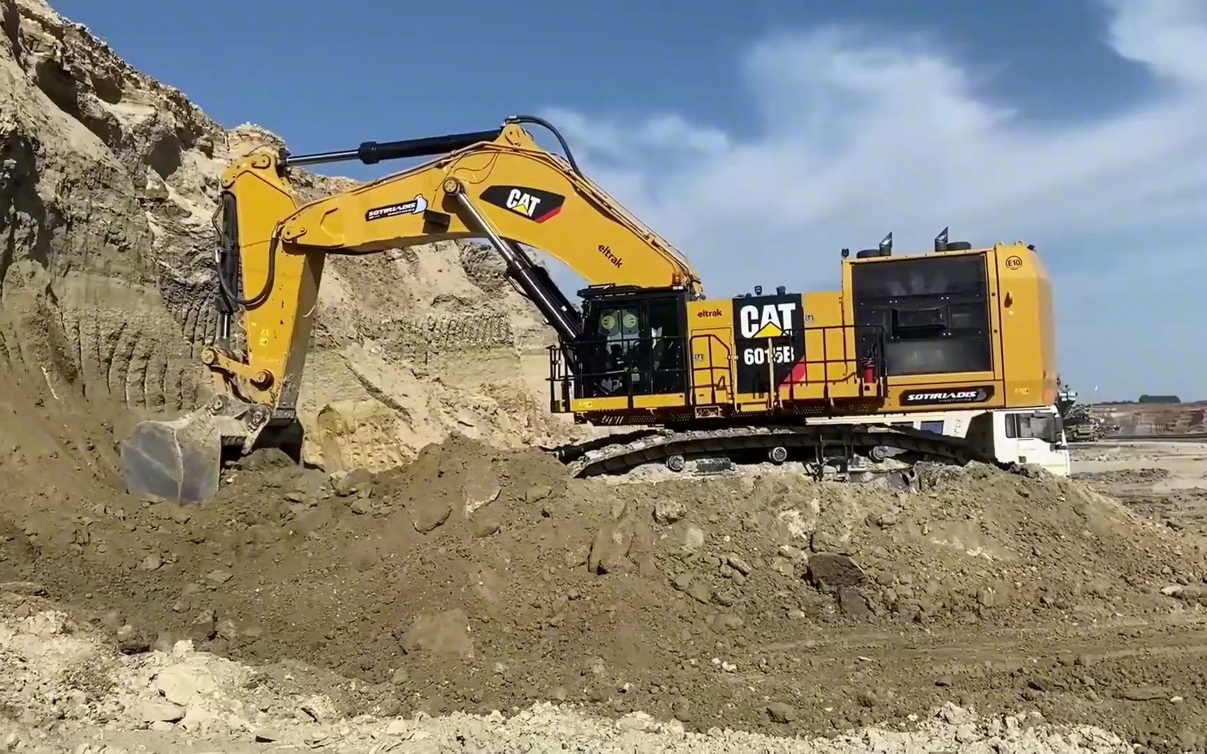 重型挖掘机挖土施工现场