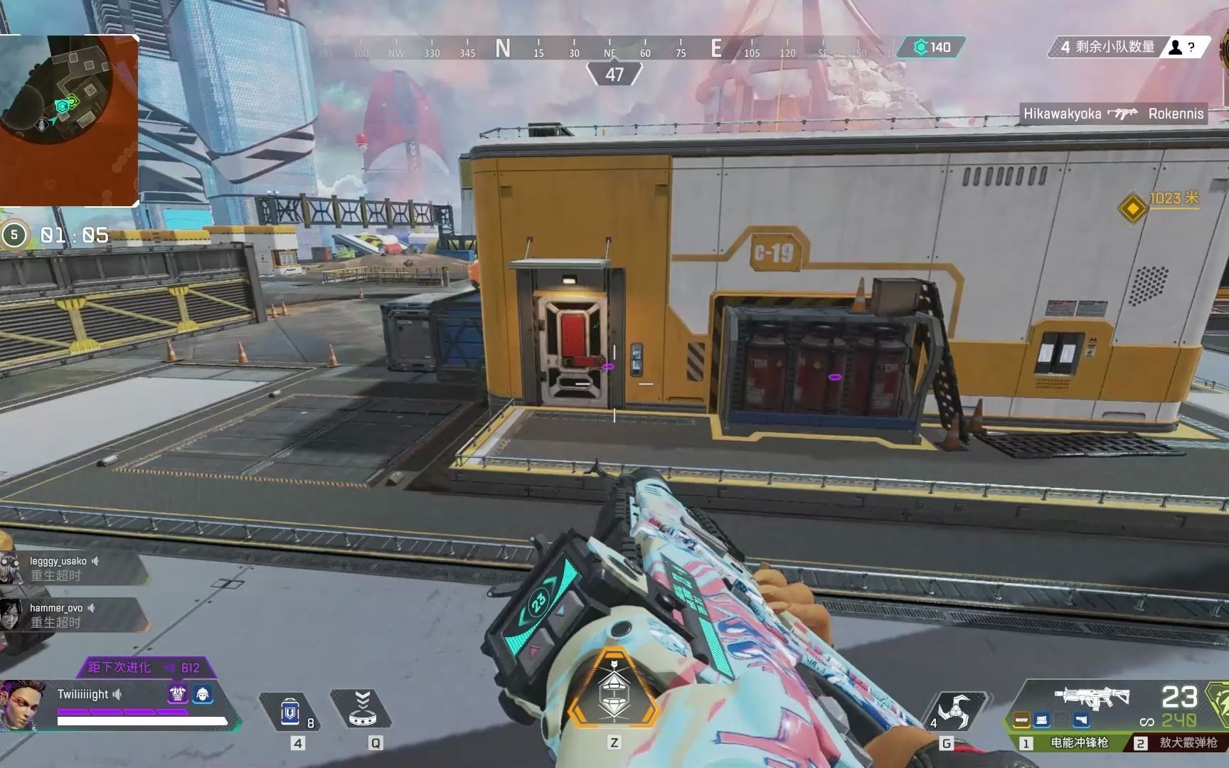 apex英雄世界名画密客在玩手机