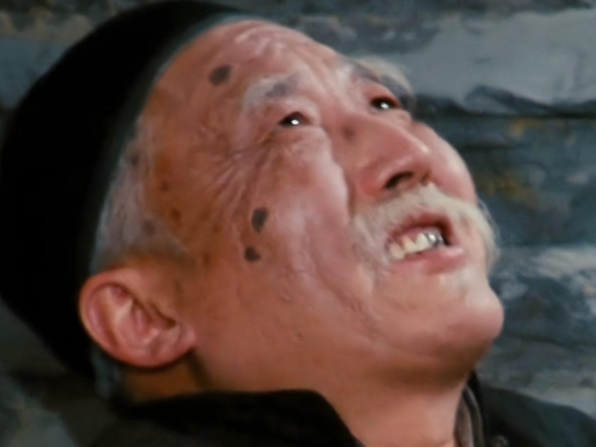 以"王利发"的视角打开《茶馆》一生屈膝逢迎,终以自缢收场