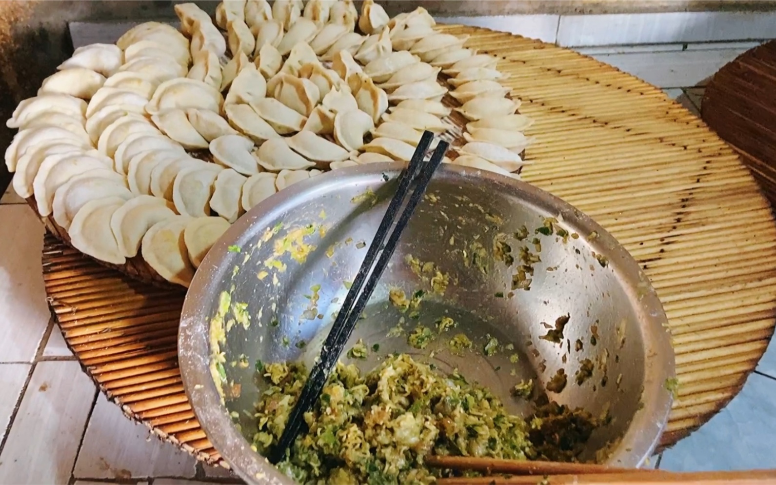 河南南阳:冬至节到了,今天妈妈和媳妇一起包的扁食味道一级棒!