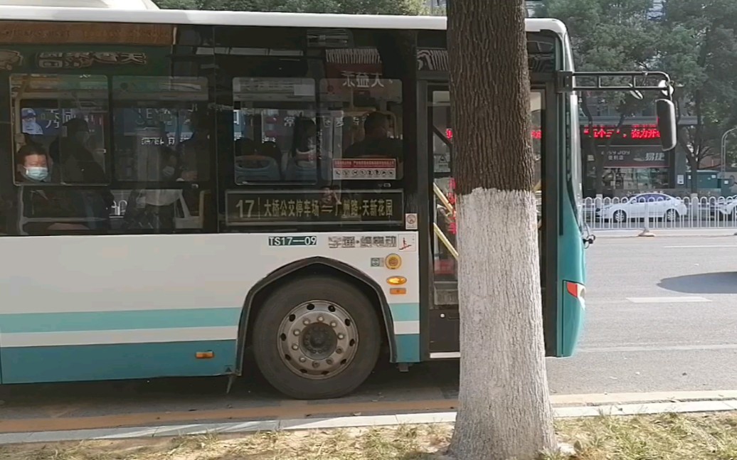 17路公交车进石榴园站,但是确停在站外