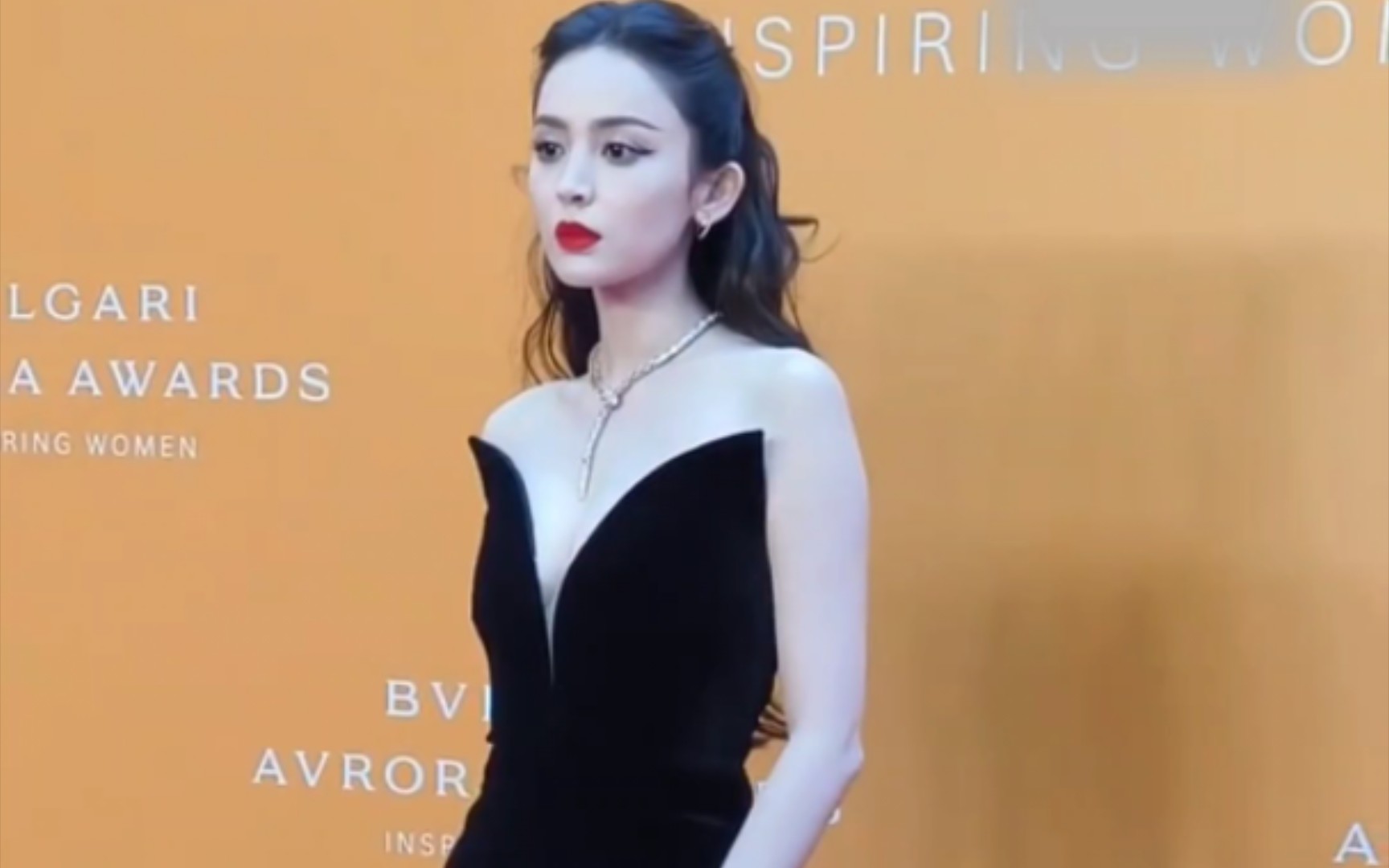 古力娜扎宝格丽红毯性感造型