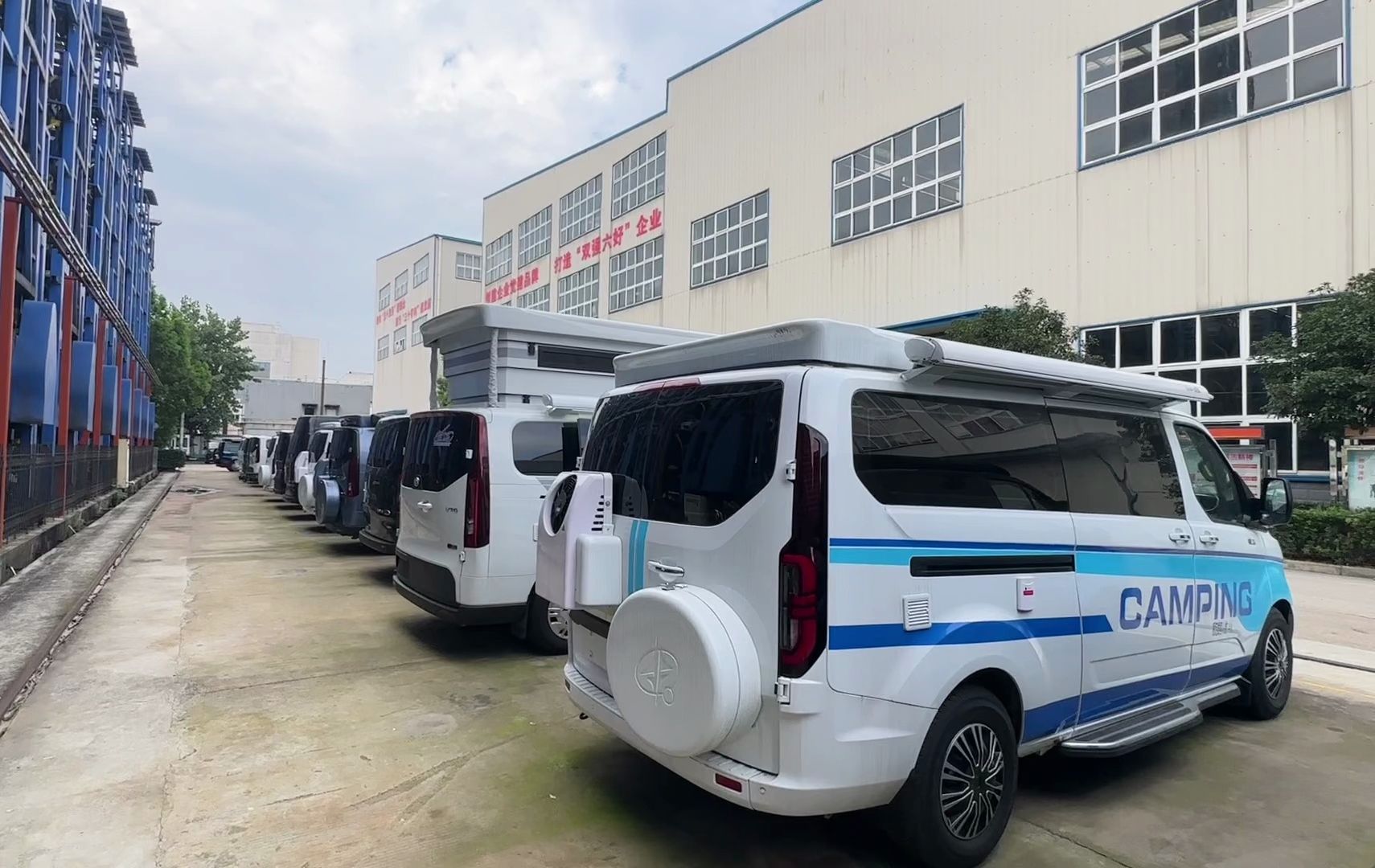 取消后方两个书包的短轴低顶硬升顶房车,好开好停,更小巧更实用