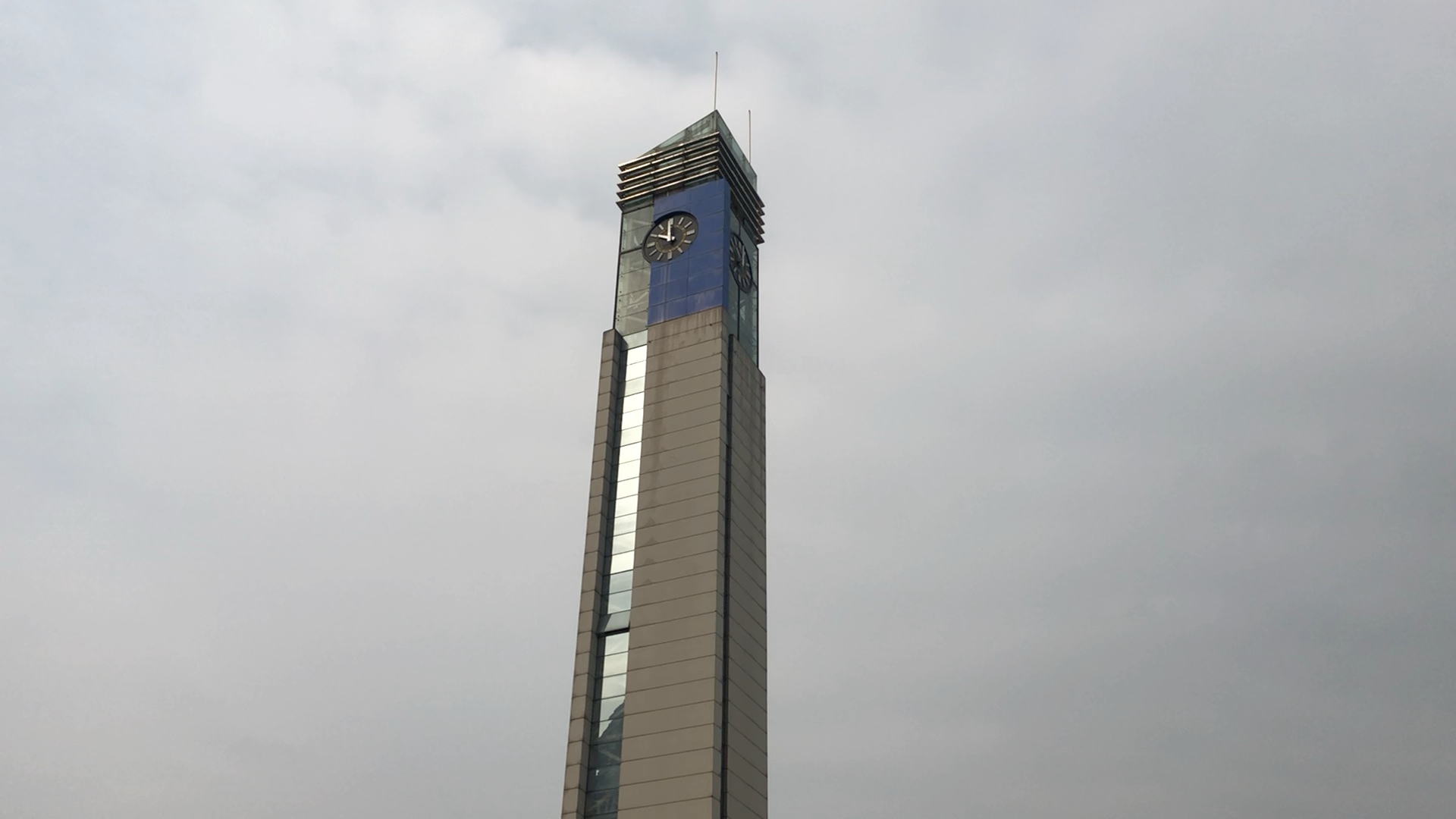 重庆北站南广场钟楼上午10点整点报时音乐盒钟声