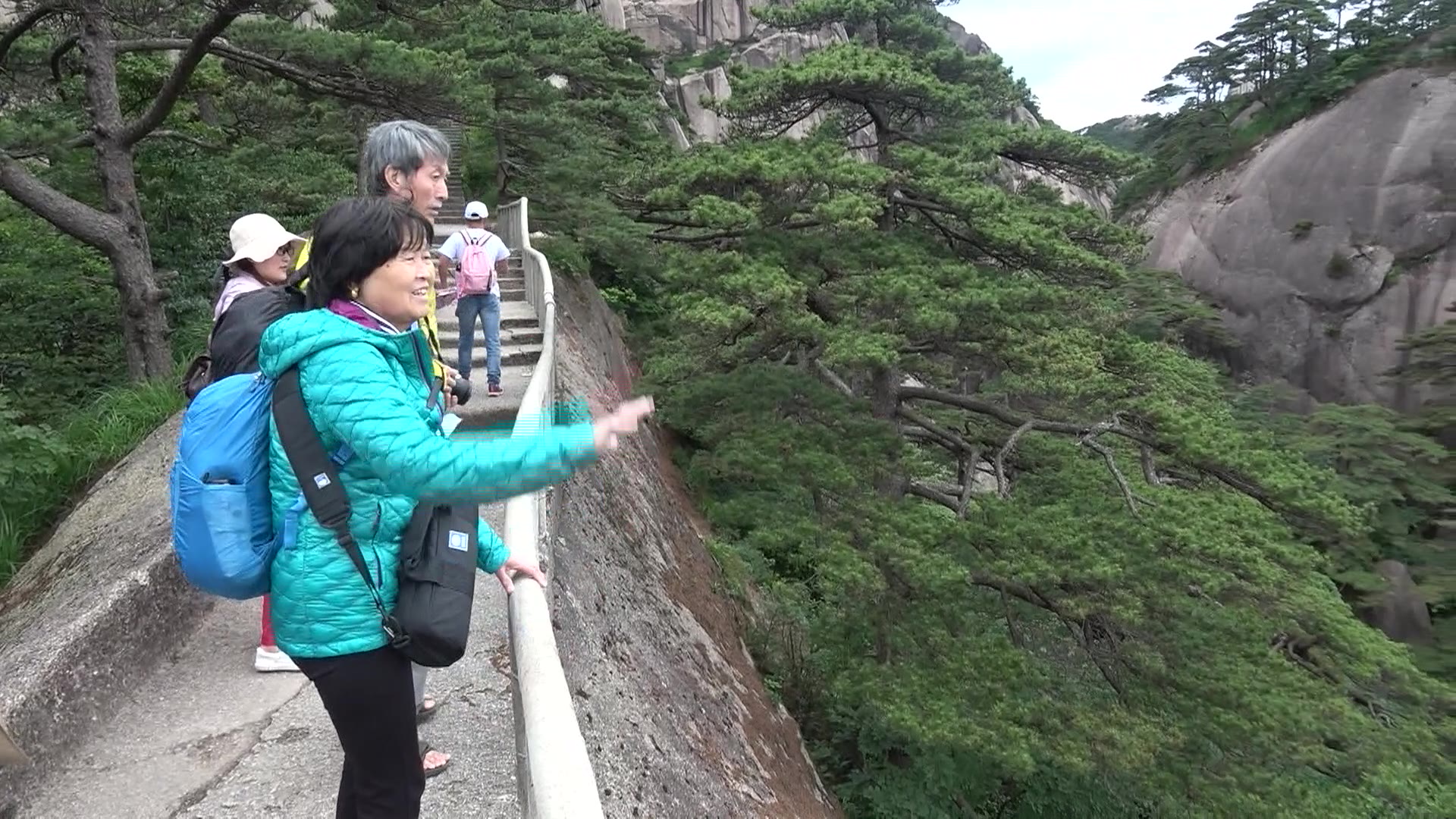 黄山莲花峰时隔五年再次开放,虽然没有天都峰那么险峻,爬上去也不轻松哔哩哔哩bilibili