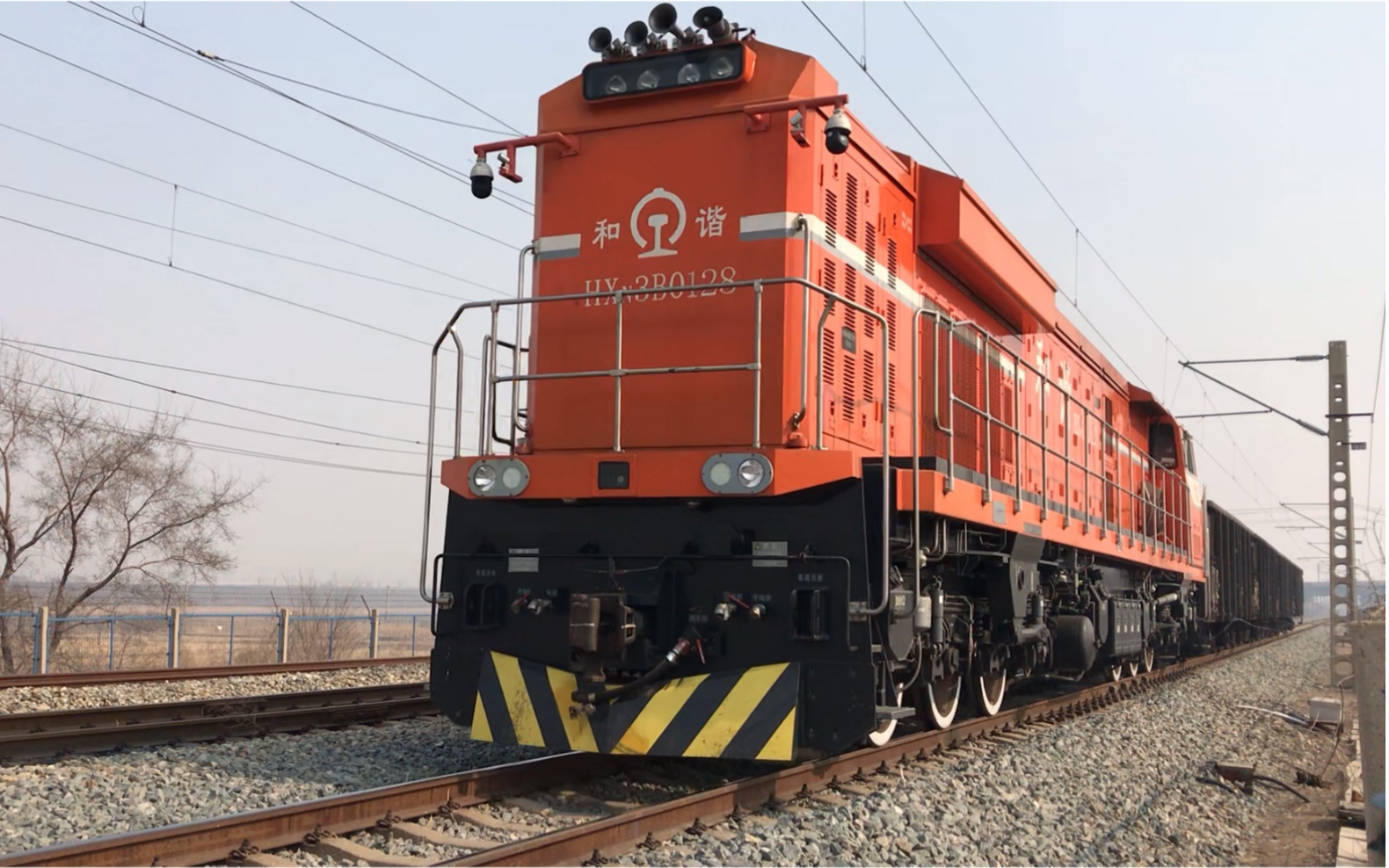 调车机上正线于(洪)西(裕国)进场线沈局苏段hxn3b0128牵引52576次单机