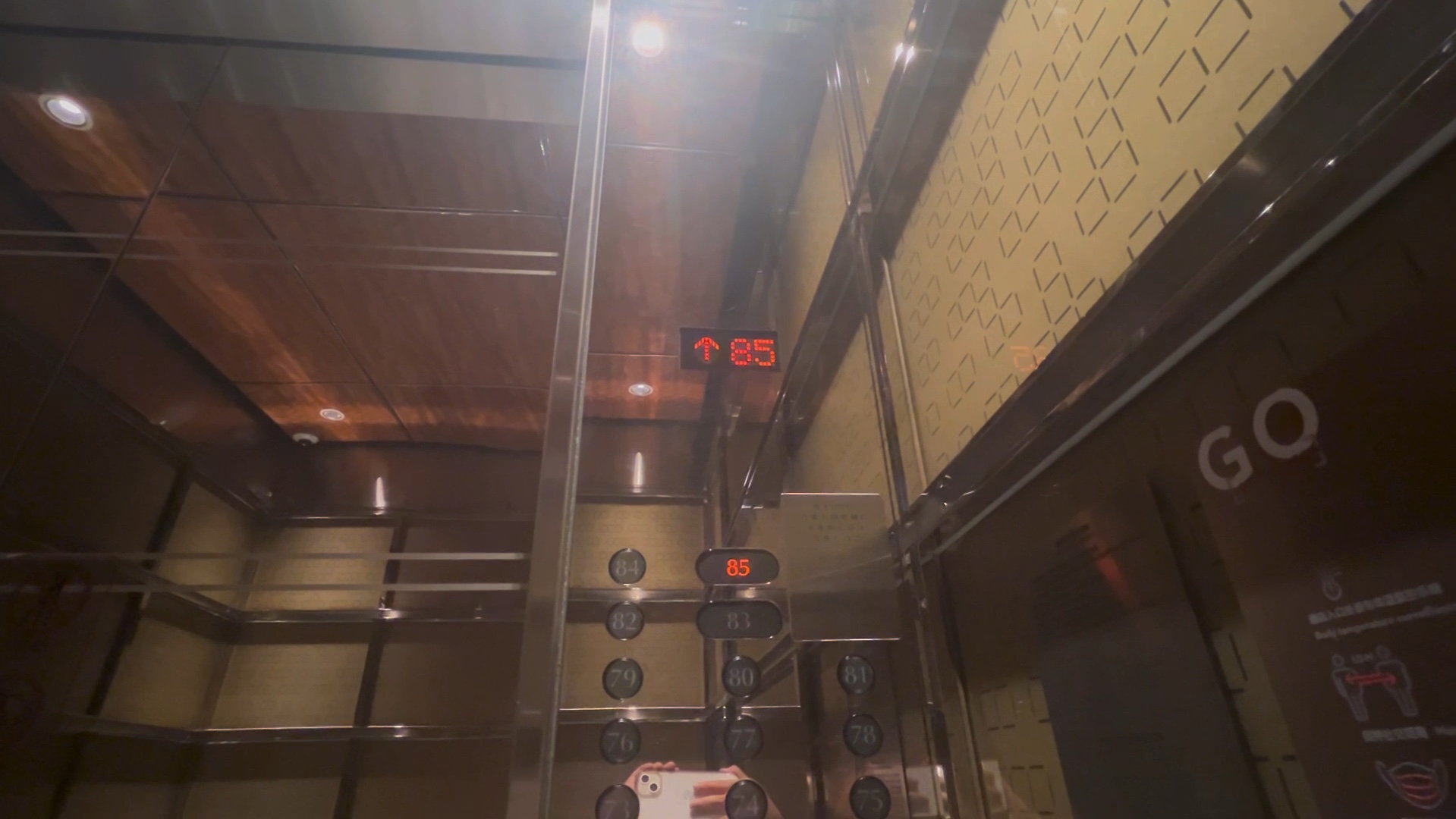 拥有日本进口的三菱电梯,还有半透明轿厢的客房电梯!