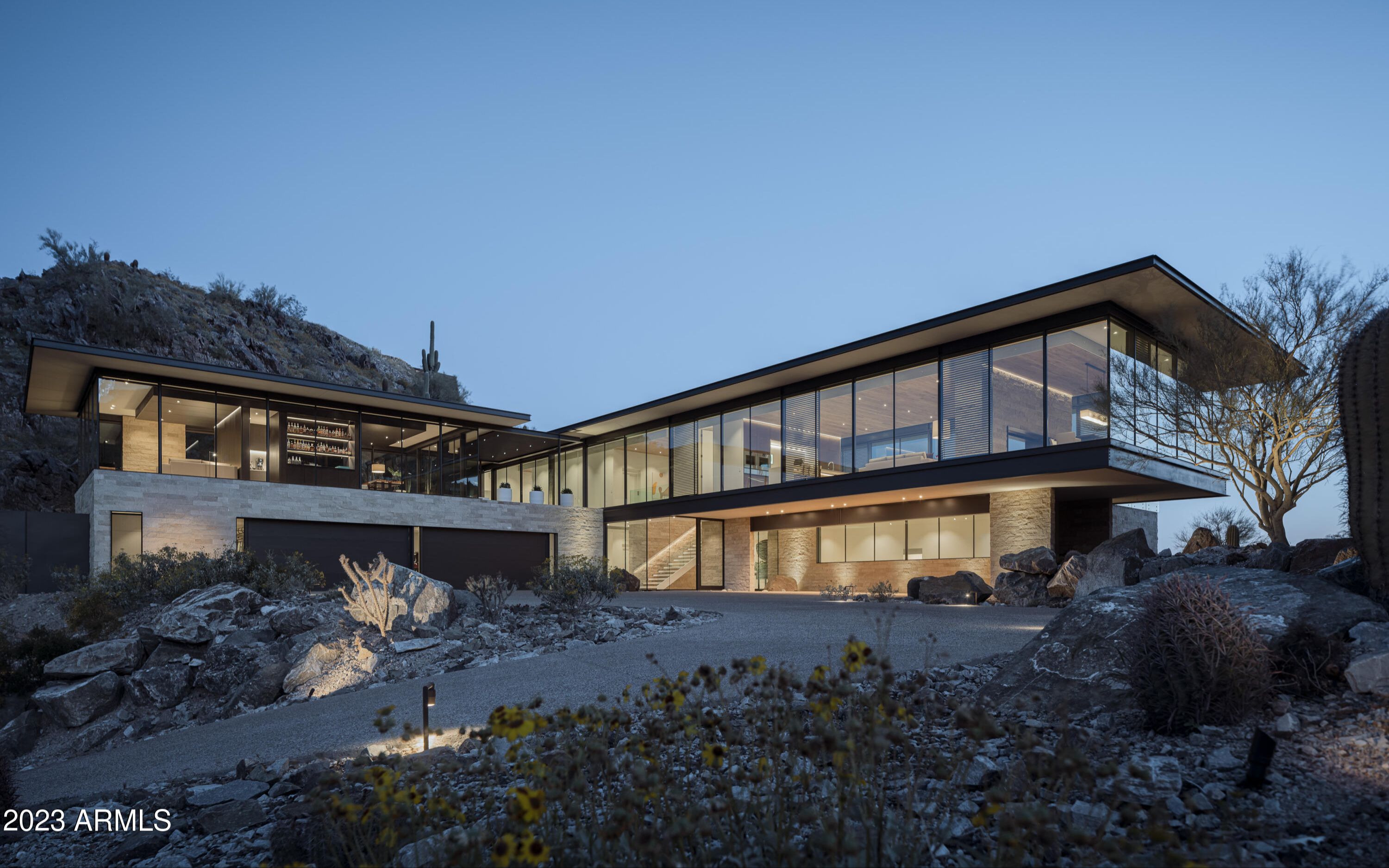 在亚利桑那州帕拉代斯瓦利的一座俯瞰太阳谷的现代豪宅|4301 e upper